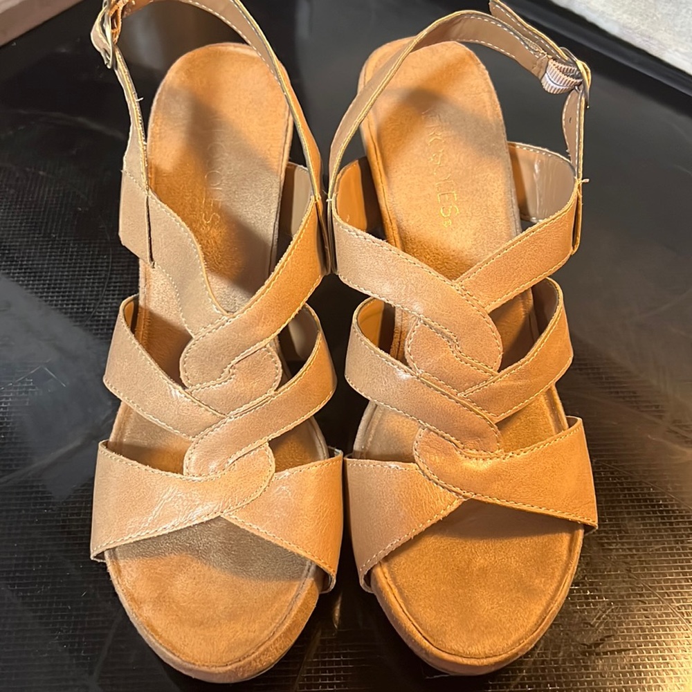 Women’s size 8 open toed heel sandal